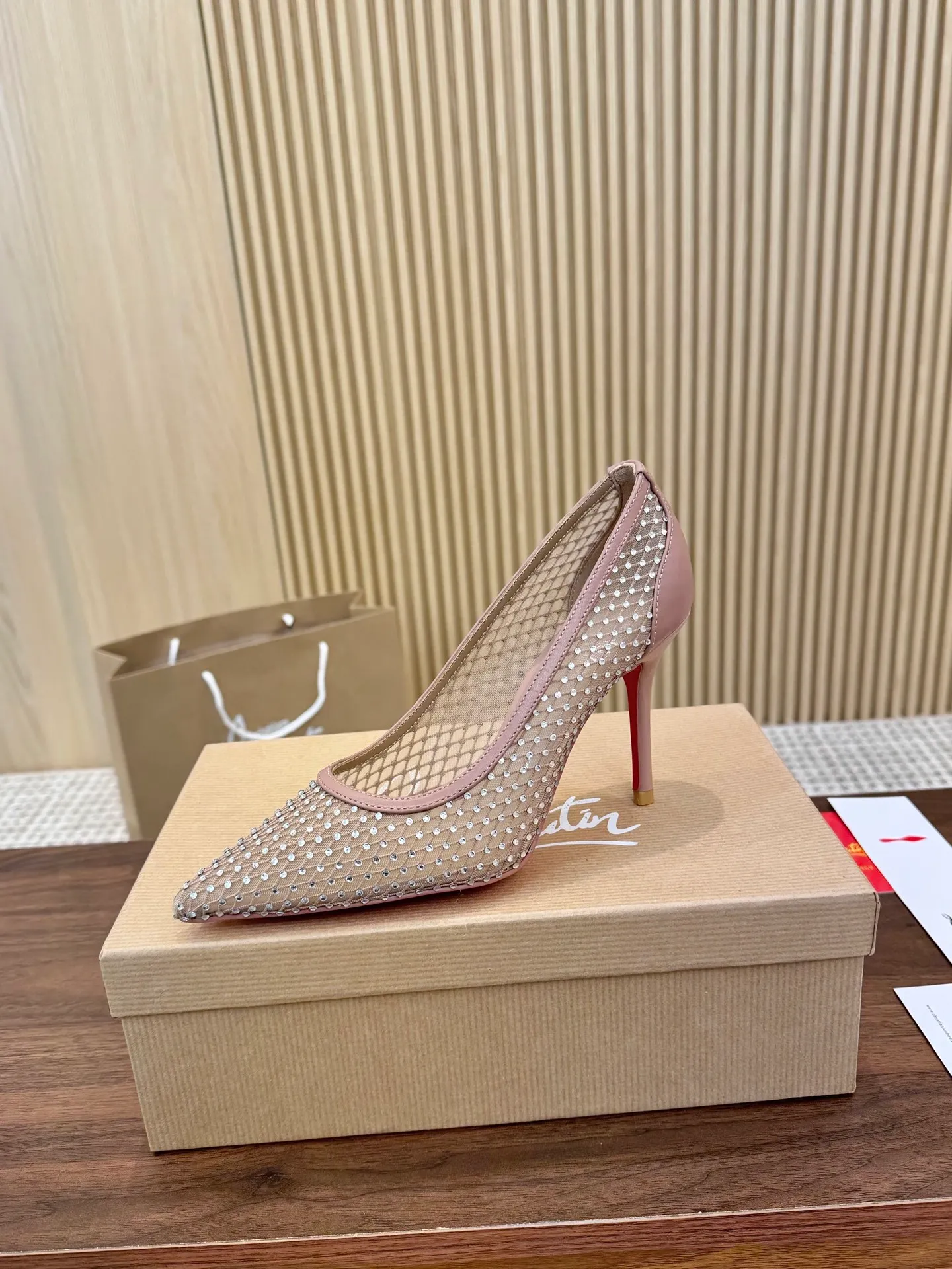 👟👟Ex-factory price 440👟👟 Genuine leather sole +40 Year-round shipment💝Christian Louboutin CL👠 Classic "💎Cow Patent Leather💎Series" noble and luxurious, real blingbling✨ Real materials, all customized by the pattern maker, and the materials are made of original customized materials, achieving the taste of the original 6 color options💍 Upper: imported 👉cow patent leather💪 lining: sheepskin foot pad/lining code number: 34-40.41.42 heel height: two options: 10.5cm and 8.5cm